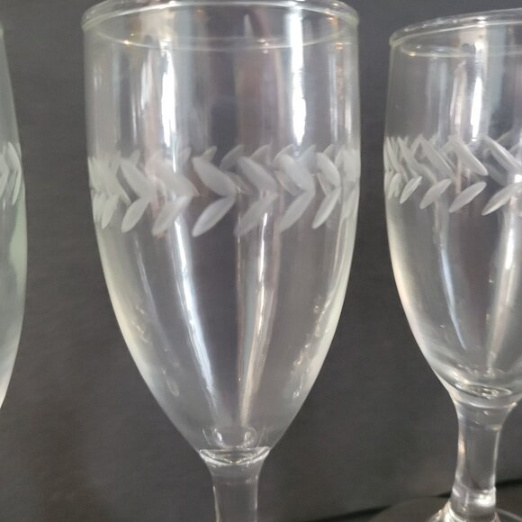 Set Of 4 Etched Glass Wine glasses Laurel LeafDesign 6" Tall Elegant Stemware - Picture 2 of 5